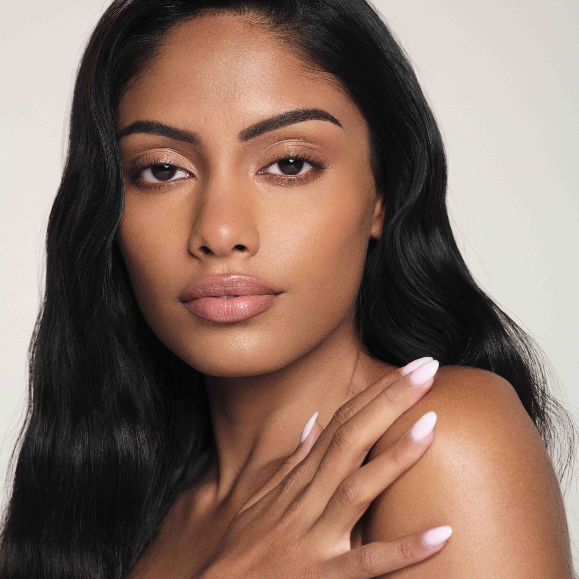 4W | Impeccable Blurring Second-Skin Matte Foundation Model Image